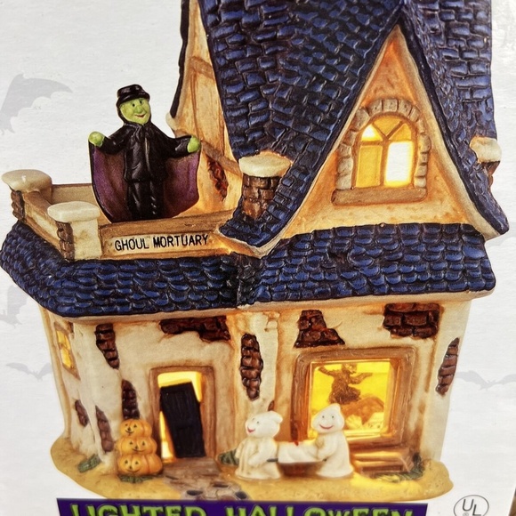 New Old Stock SPOOKYSIDE ESTATES LIGHTED HALLOWEEN VILLAGe House GHOUL Mortuary - Picture 10 of 14
